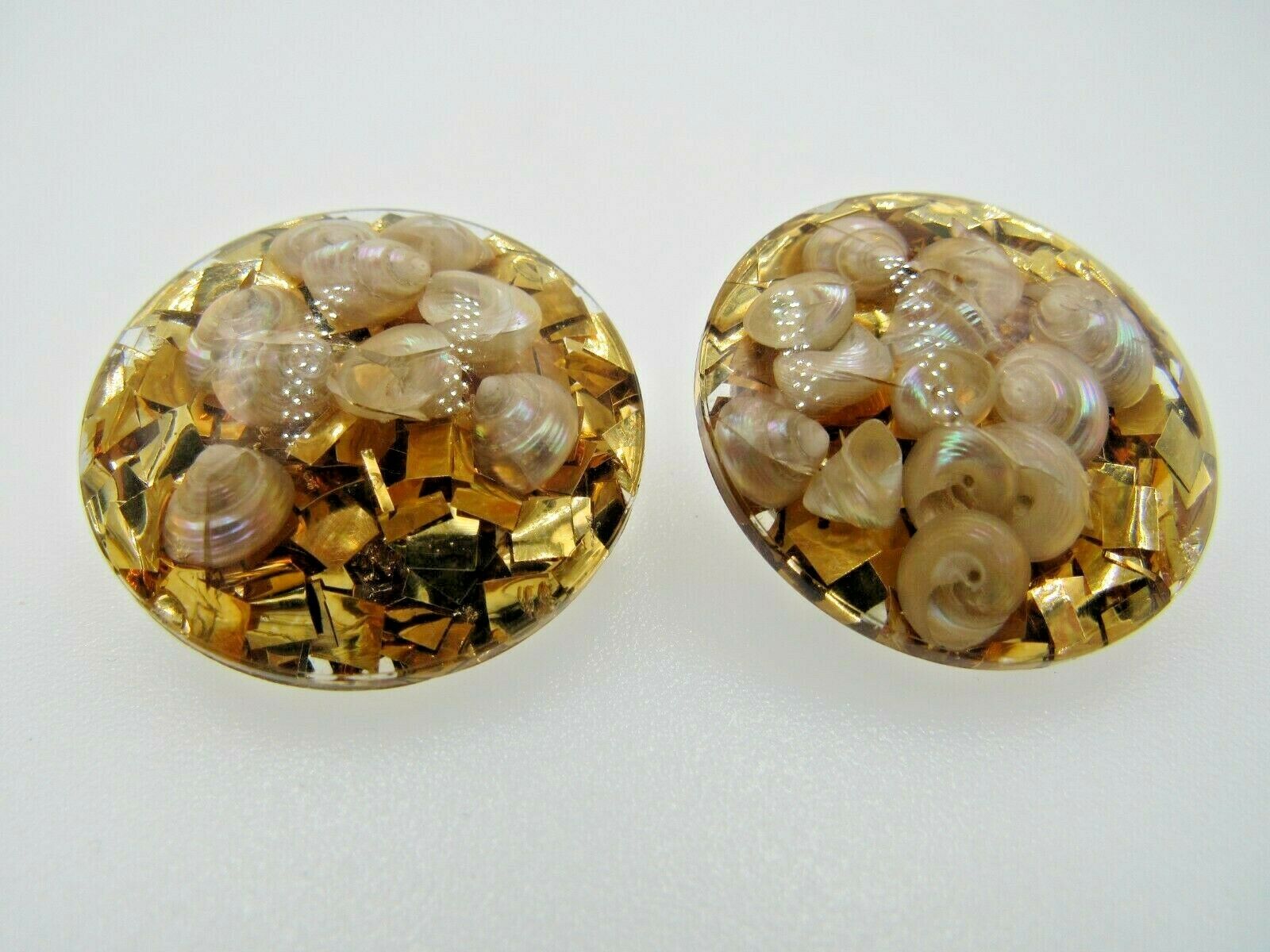 Vintage Gold Confetti Lucite Tiny Sea Shell Clip Earrings A6